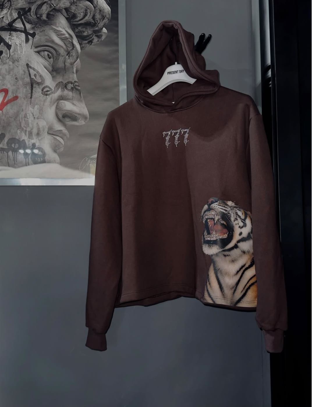 Felpa marrone 777 con la tigre